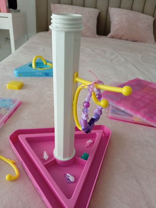 Brinquedo de fazer bracelete e colares