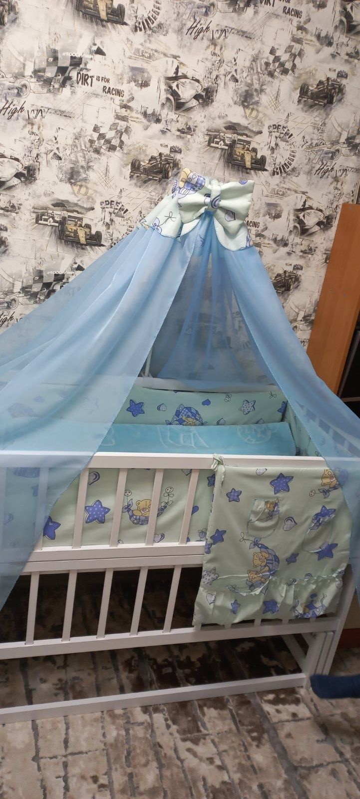 Продам детский постельный комплектв кроватку