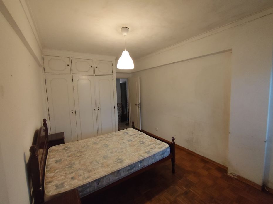 Quarto casal perto da estação