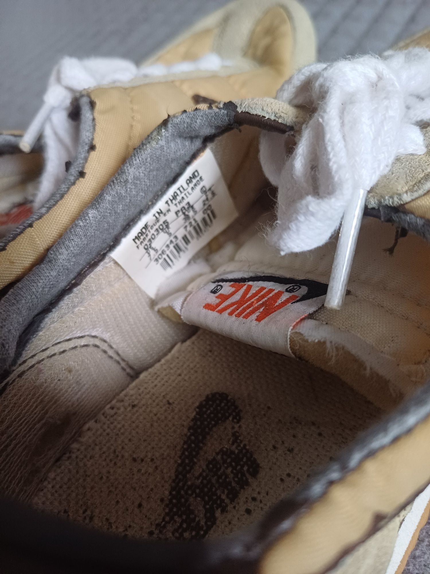 Buty Nike beżowe