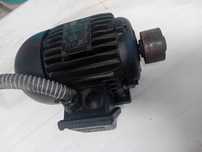 Motor eléctrico trifásico Weg de 1cv. Pouco uso