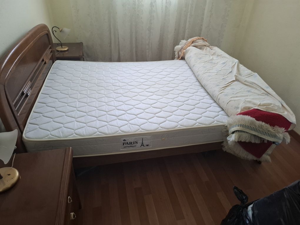 Cama com colchão e mesas de cabeceira