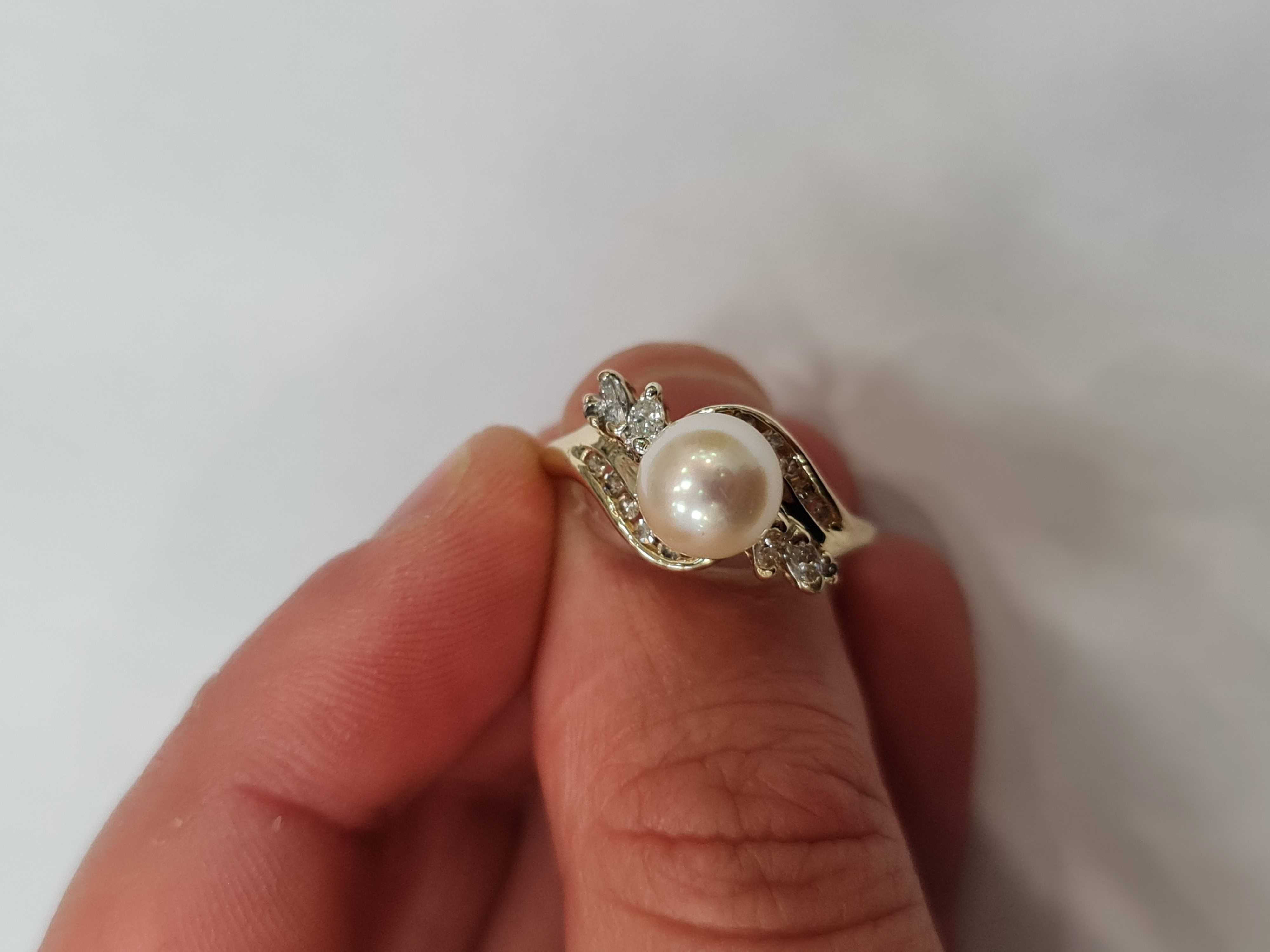16 brylantów + perła! Piękny złoty pierścionek/ 585/ 3.79 gram/ R17