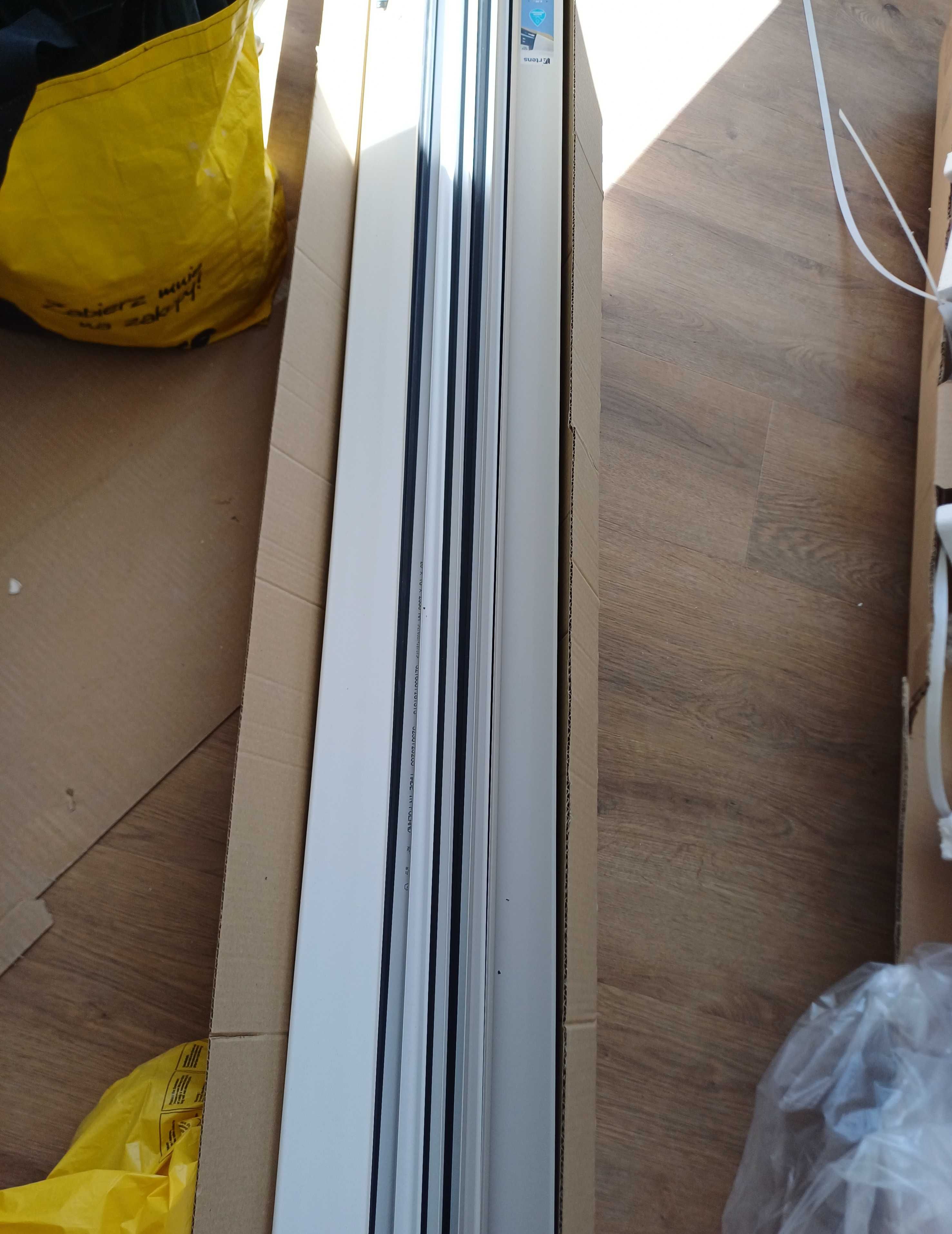 Listwy przypodłogowe plastikowe nowe.