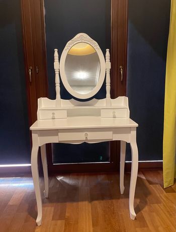 Biała toaletka z lustrem