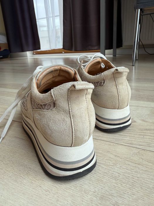 Beżowe skórzane sneakersy na platformie