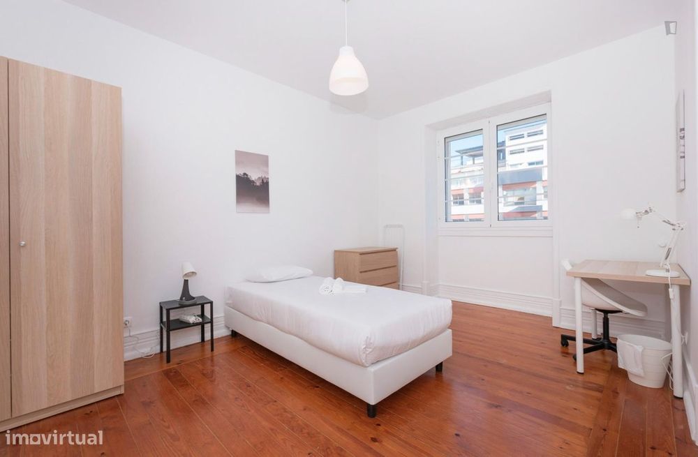 807598 - Quarto com cama de solteiro em...