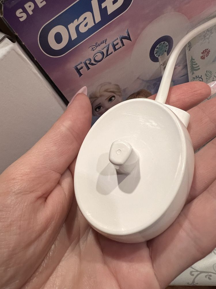 Електрощітка продається тільки ручка Oral-B Kids + новий Футляр