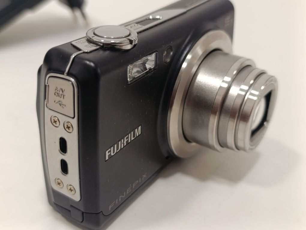 Aparat cyfrowy FujiFilm F100fd 12m x5 vintage retro SUPER CCD jak NOWY