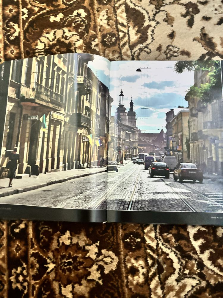Книга з архітектурою Львова