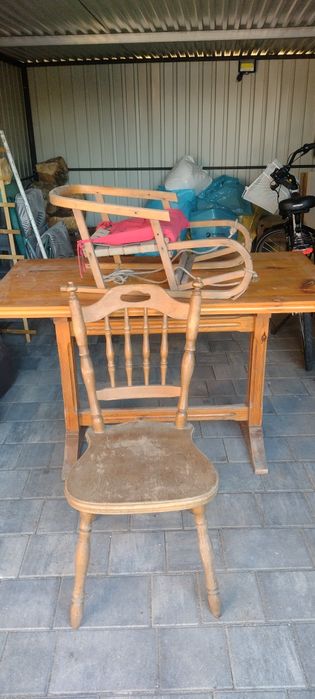 Stół, krzesło i sanki .