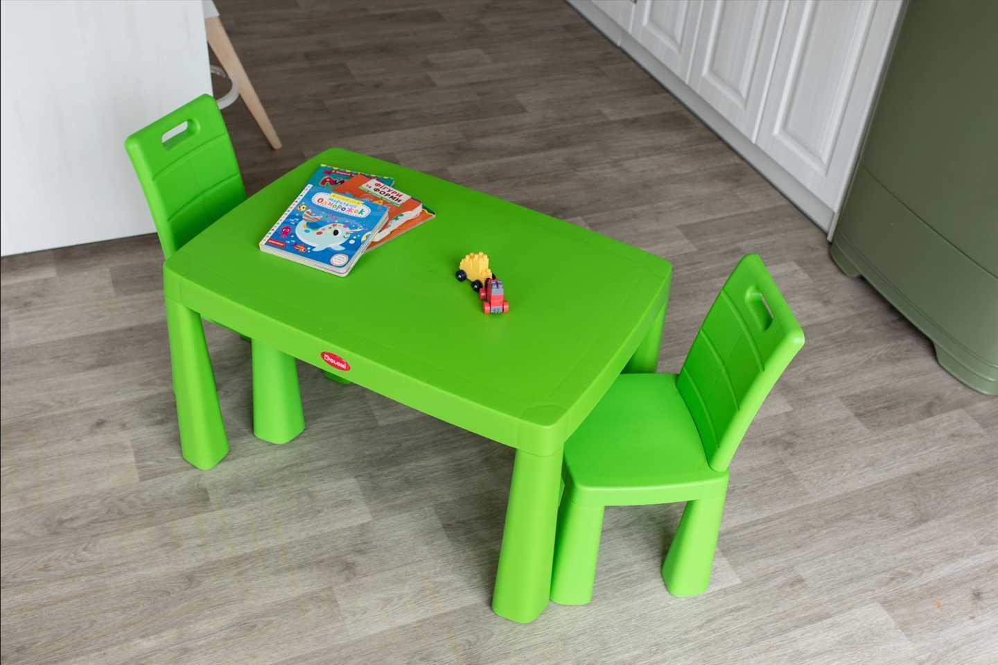 Столик з двома кріселками пластиковий набір дитячий долоні стільчик