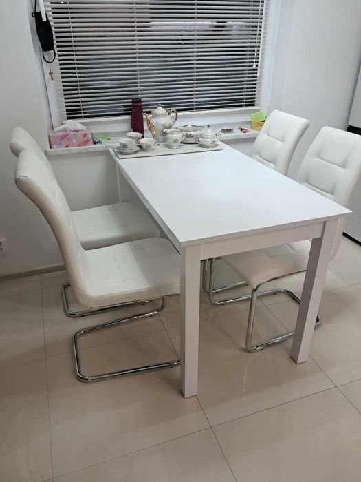 Stół z krzesłami stan idealny