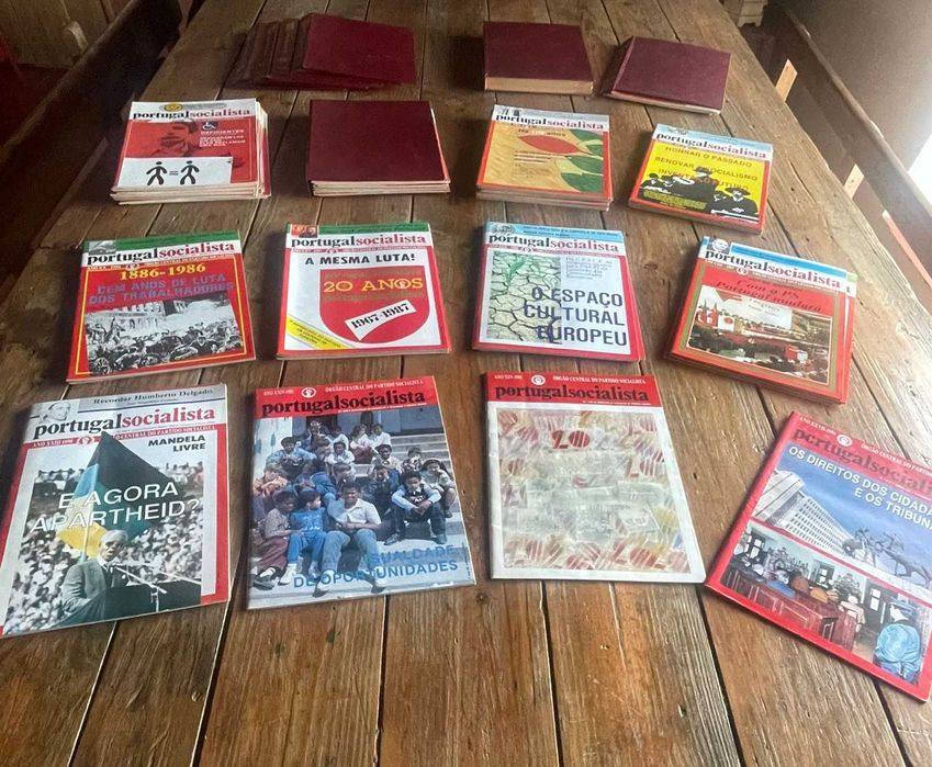 Lote com diversas revistas Portugal Socialista de 1977a 1994