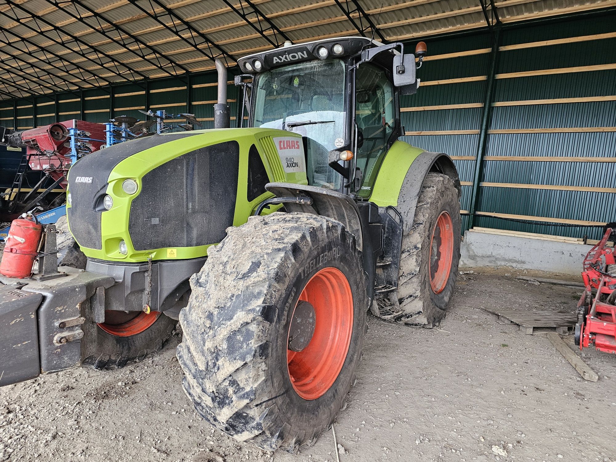Трактор Claas Axion 940