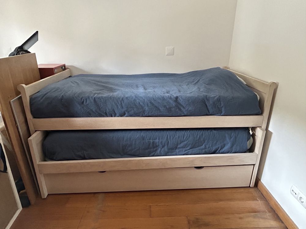 Cama tripla de madeira maçica  (duas camas + gavetão) + (dois colcoes)