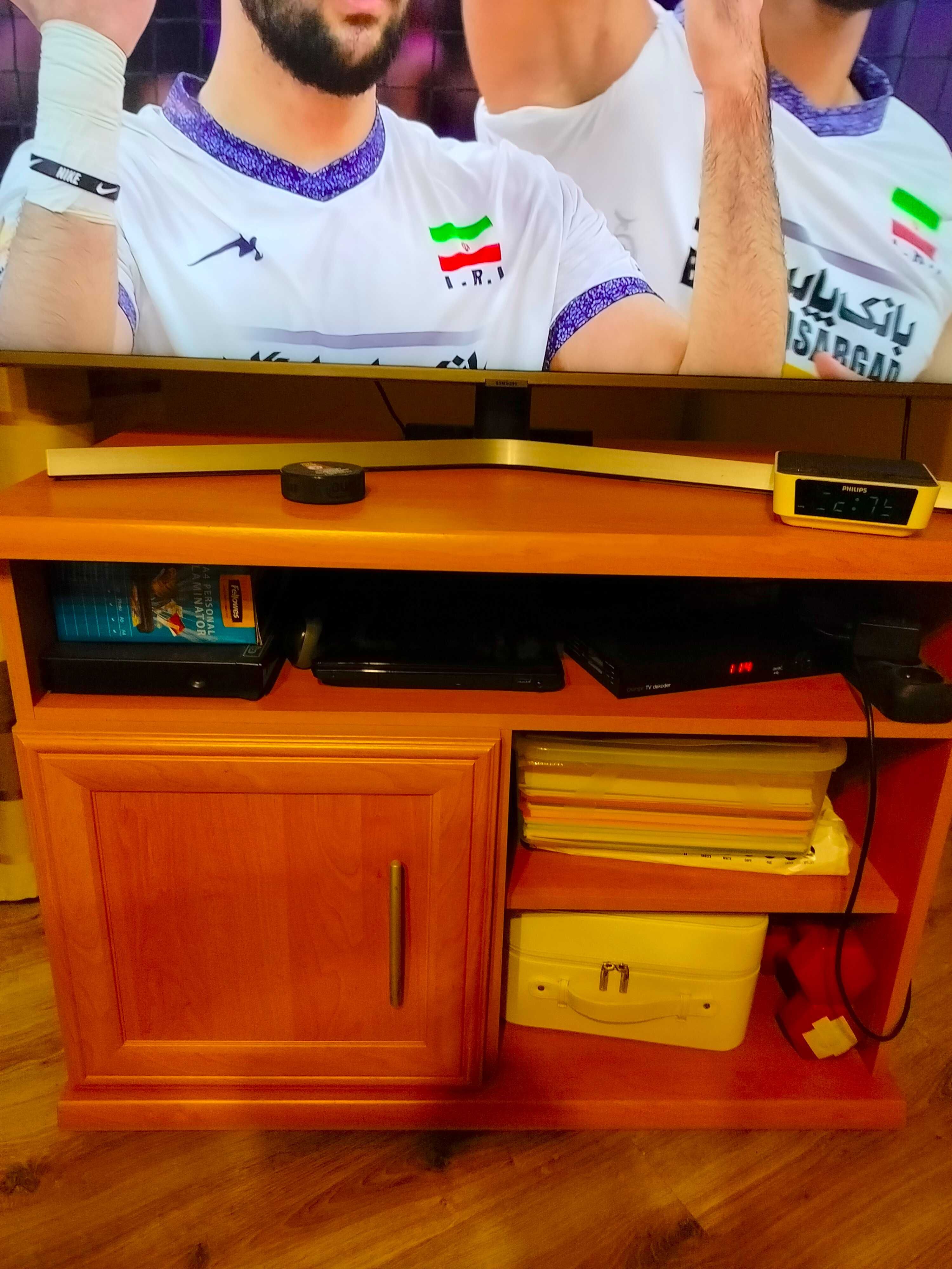 telewizor na czymś musi stać