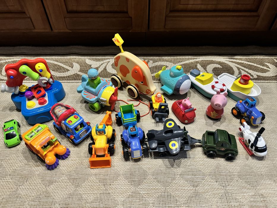 Іграшки, сортери, машинки, гірки, музичні іграшки.