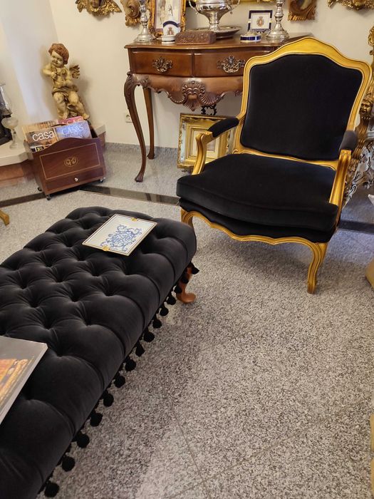 Cadeirão bergere veludo preto madeira dourada - Luxo