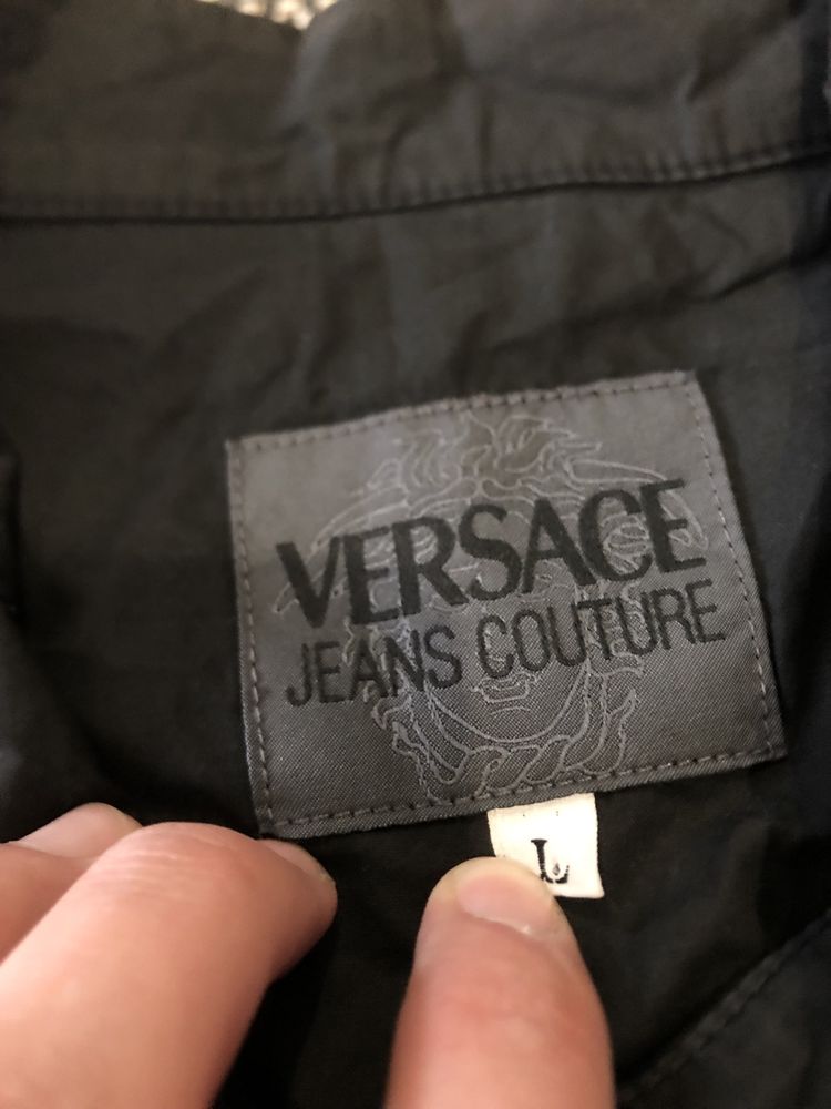 харик versace логотип сзади