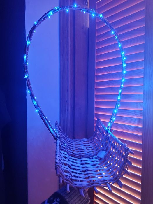 Новорічна корзинка зі шпону з синьою гірляндою