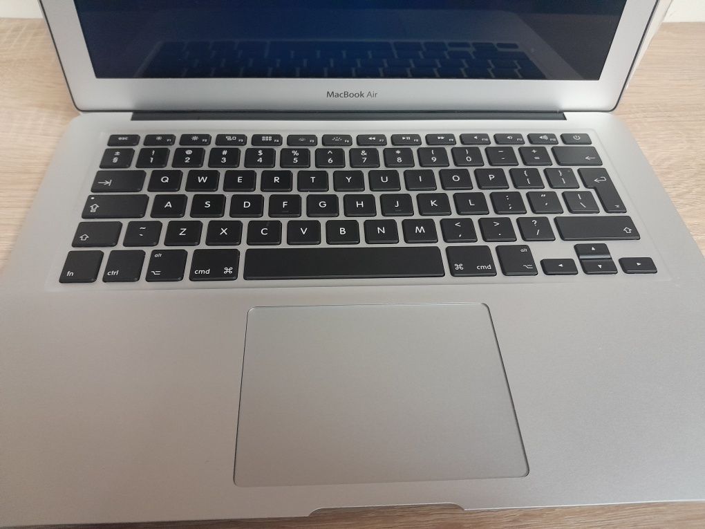 APPLE MacBook Air 13'3  i5 1.8GHz 8GB RAM SSD 128GB 41 Cykli ładowania