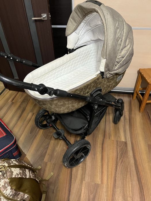 Продам кроватку и коляску срочно