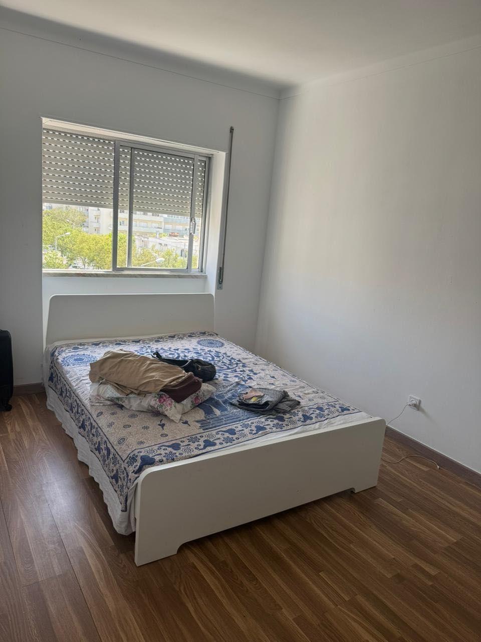 Vendo mesa e cadeirão e cama