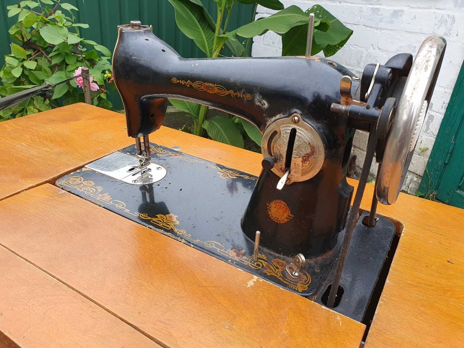 Швейна машинка зі столом