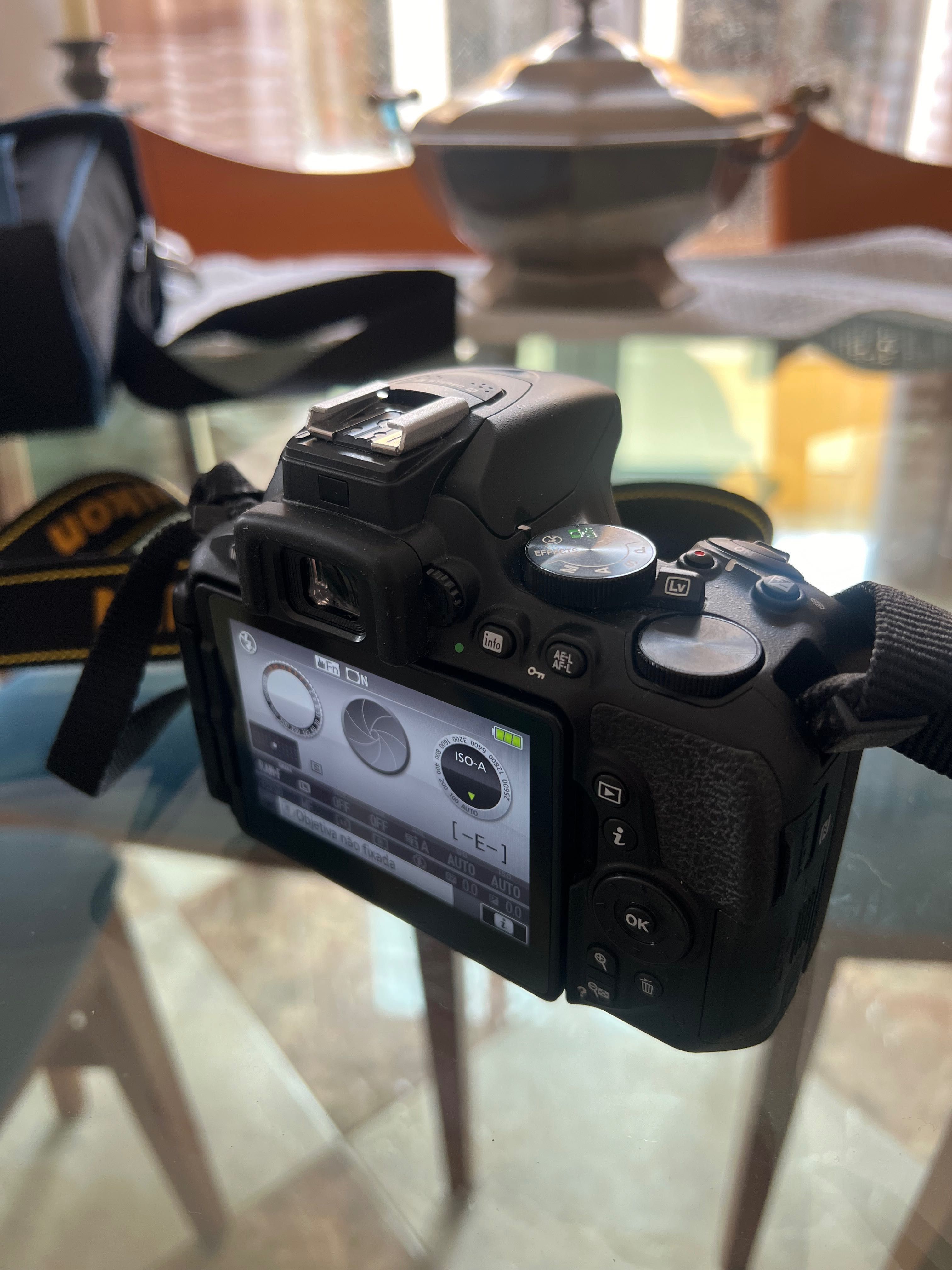 Nikon D5600 com lente DX VR 18-55mm f:3.5-5.4G e mala protetora.