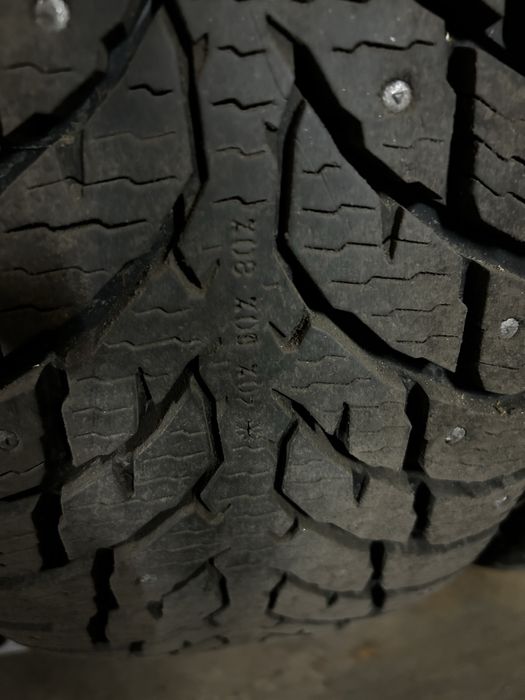 Nokian Hakkapelitta LT3 на штатних дисках від Land Cruiser 200