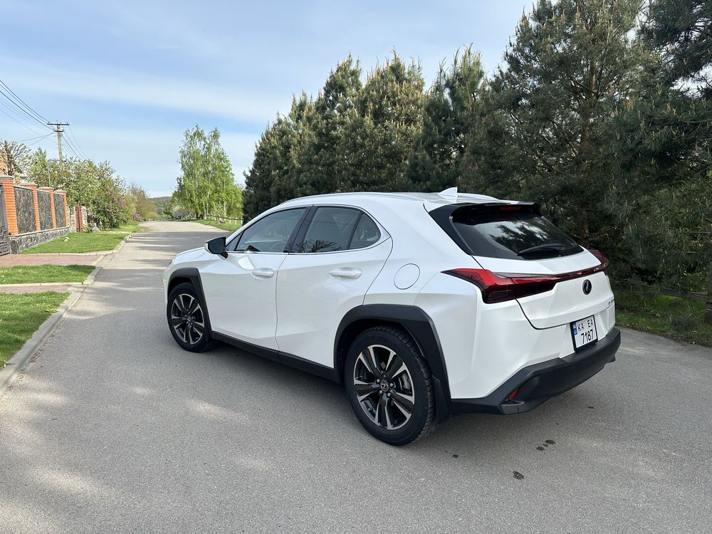 Кроссовер Lexus ux250h