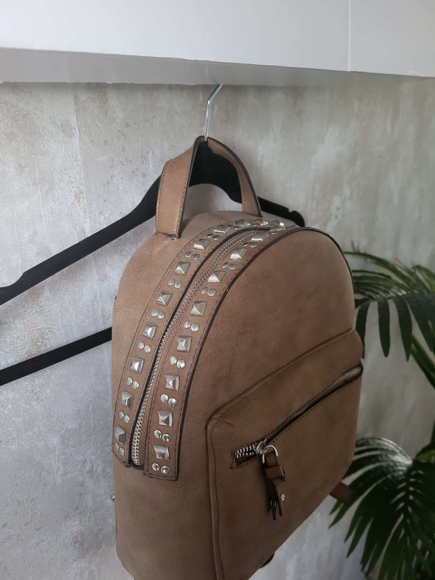 Mochila caqui com tachas Parfois nova