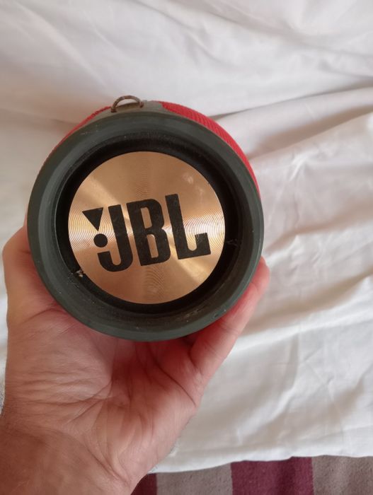 Блютуз колонка JBL состояние хорошее все работает.