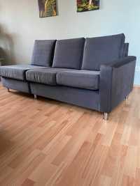 Nowoczesna szara sofa z poduchami - skandynawska