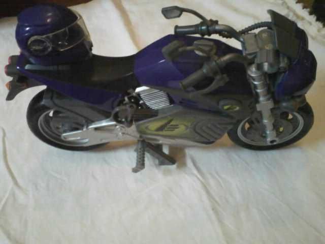 Boneco Max Steel com mota