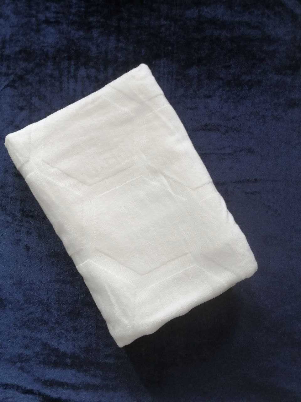 Новий білий махровий рушник    
 70 х 140