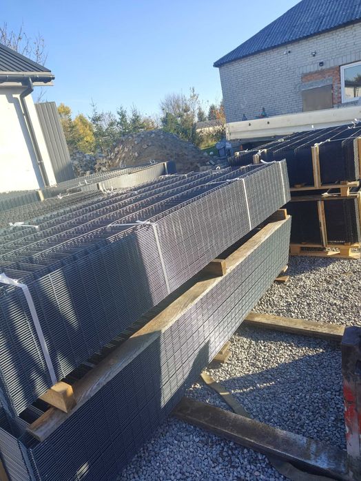 Panele ogrodzeniowe 3D, słupki ,obejmy ,mocowania do podmurówki/słupka