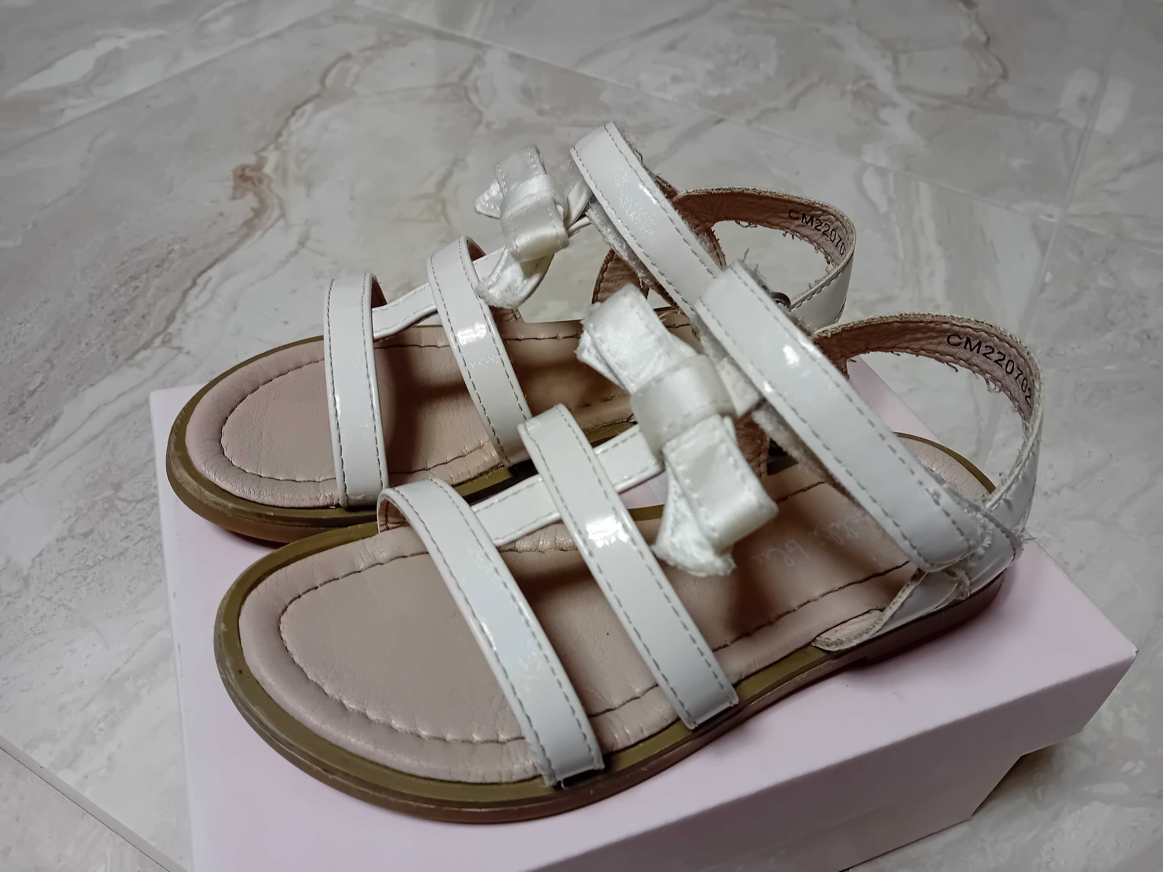 Sandałki białe dla dziewczynki