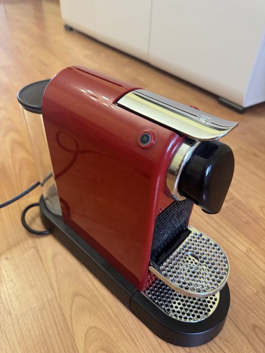 Nespresso кофемашина Citiz красная