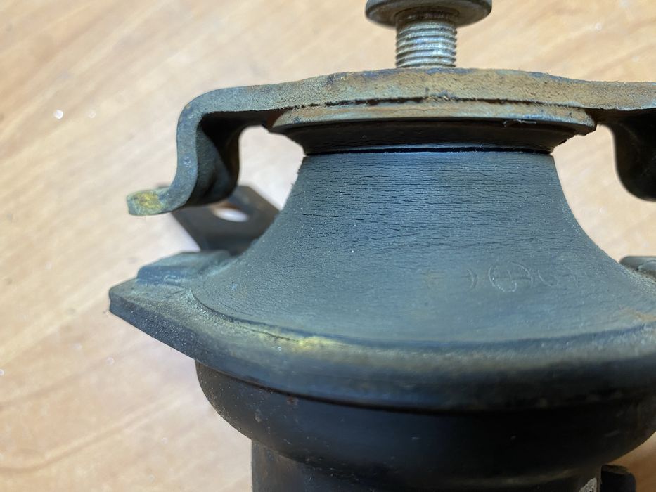 Подушка, права опора двигуна Mitsubishi Lancer 9 2.0