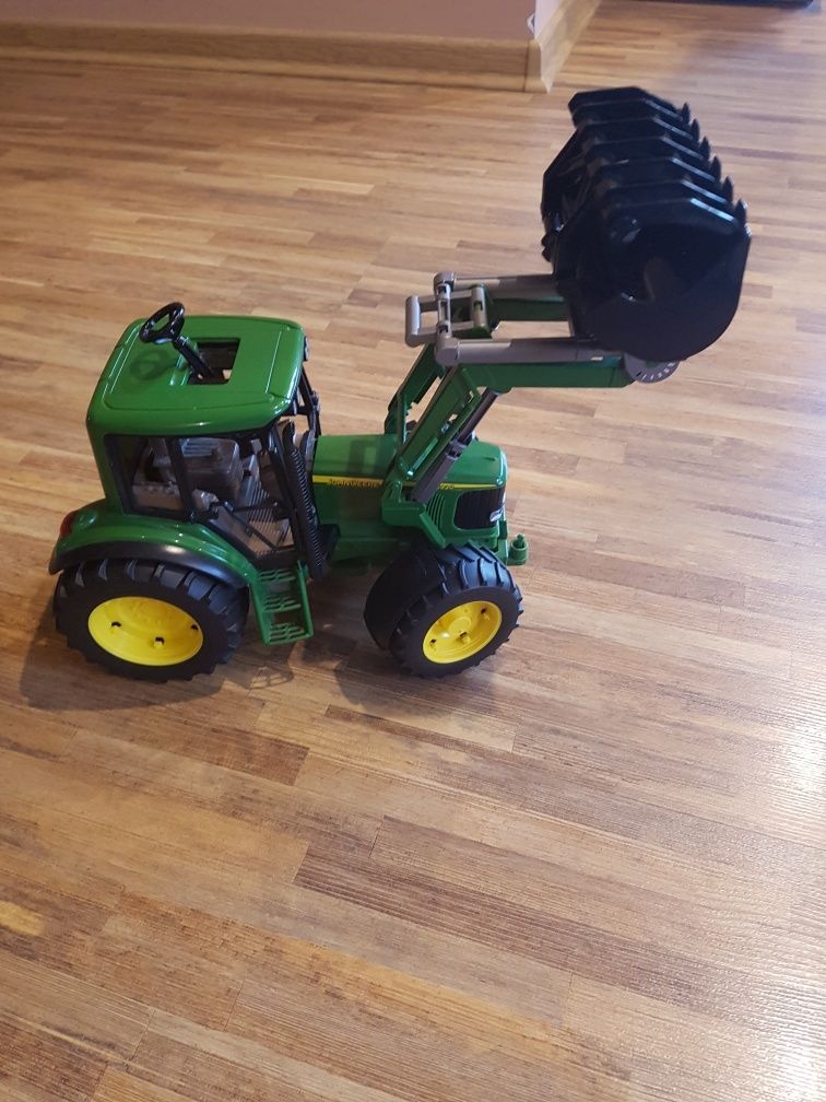 Trakror John Deere z przyczepą