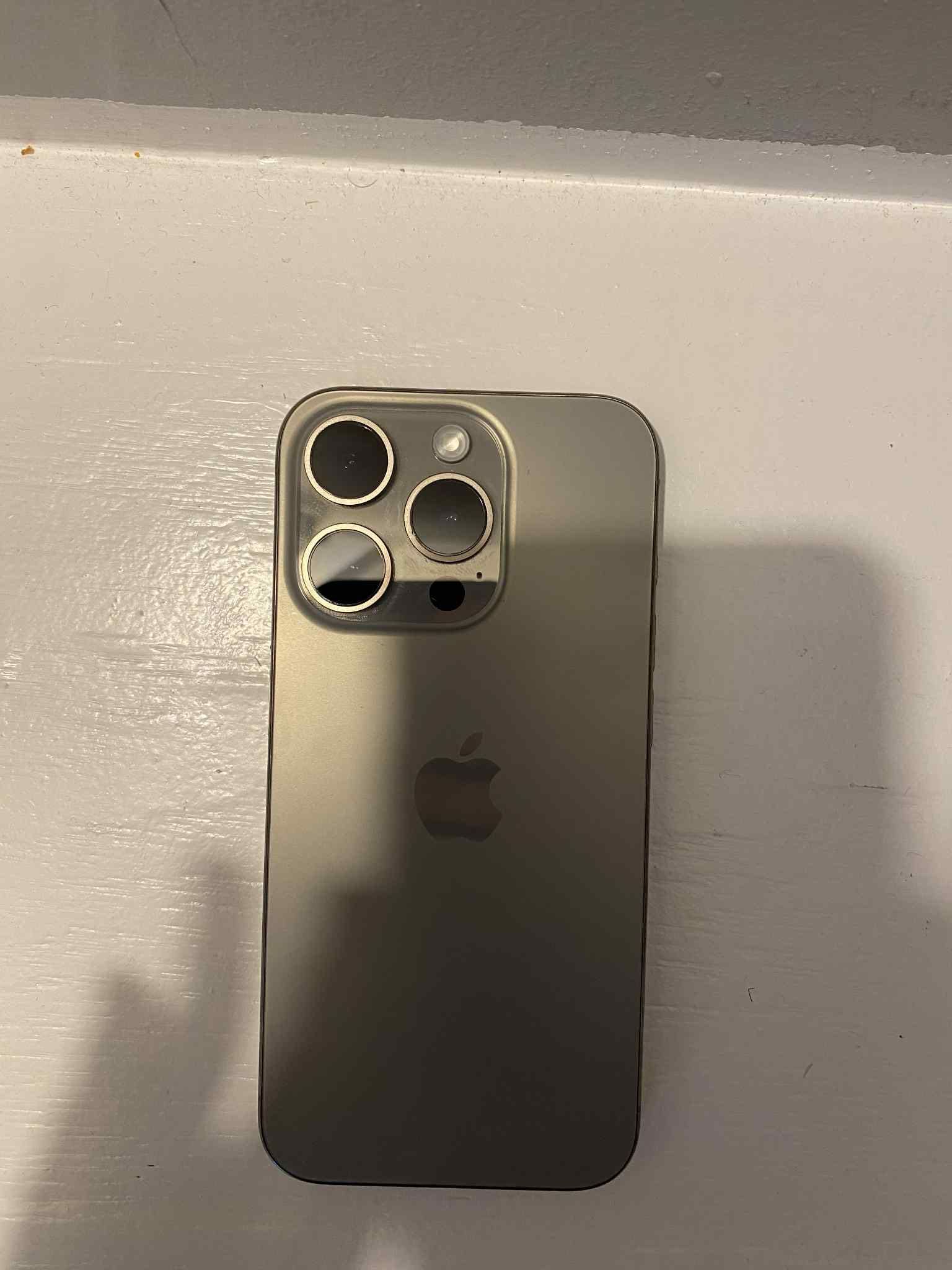 Sprzedam na gwarancji iPhone 15 pro