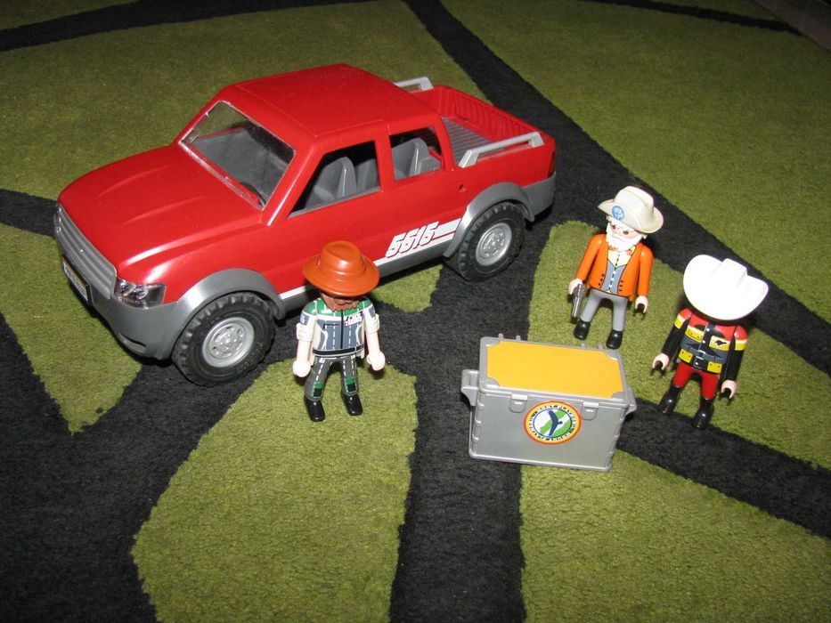 Czerwony puck up, terenowy samochód playmobil