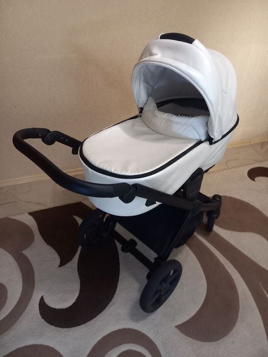 Продам дитячу коляску INVICTUS