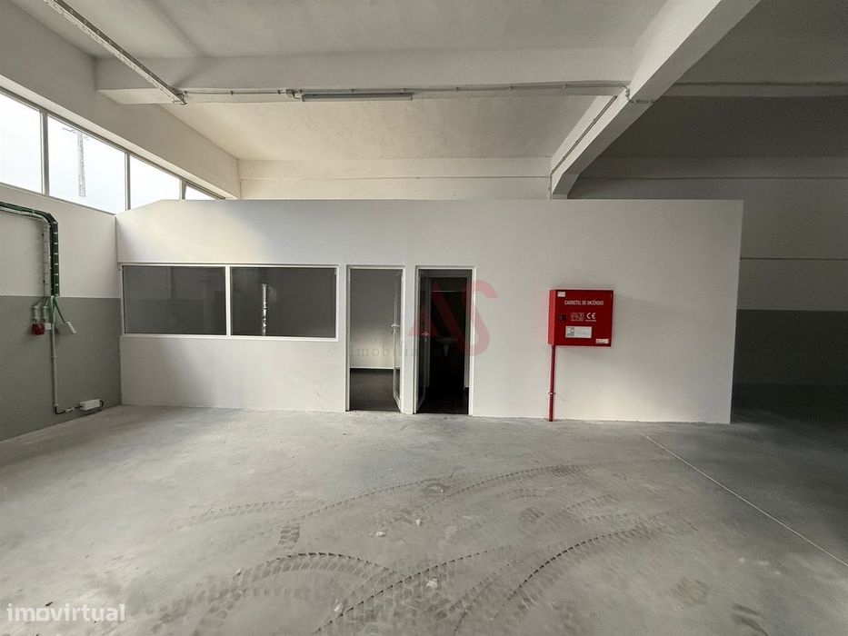 Pavilhão Industrial para arrendamento com 1.019 m2 Fermentões, Guimarã