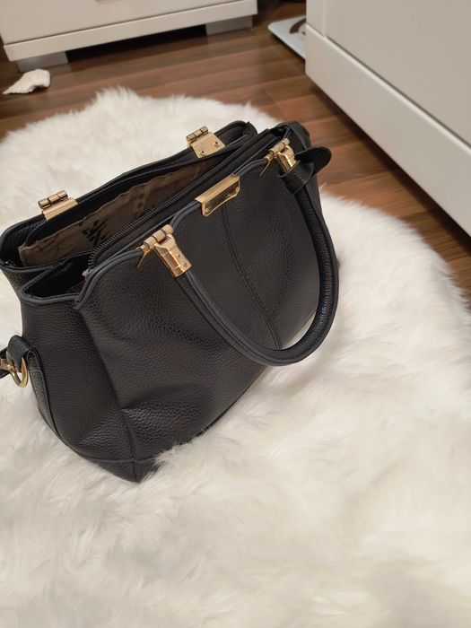 Czarna torebka kuferek