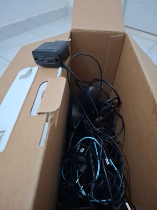 Carregadores de telemoveis antigos, fios de internet, auriculares