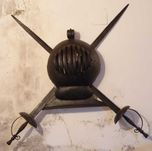 Espadas e armadura em ferro