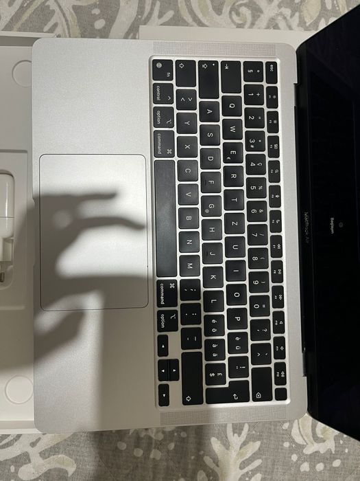 MacBook Air M1 8GB de RAM e 256GB  SSD
Descrição - Portátil App